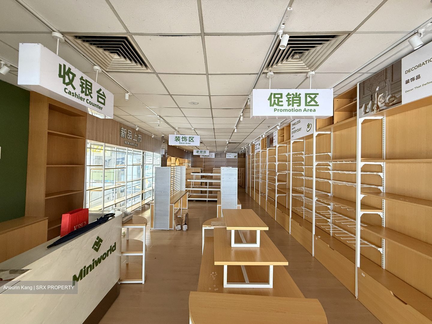 Lucky Plaza (D9), Retail #576194071